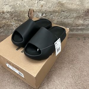 Yeezy slide onyx Sz 4Y
